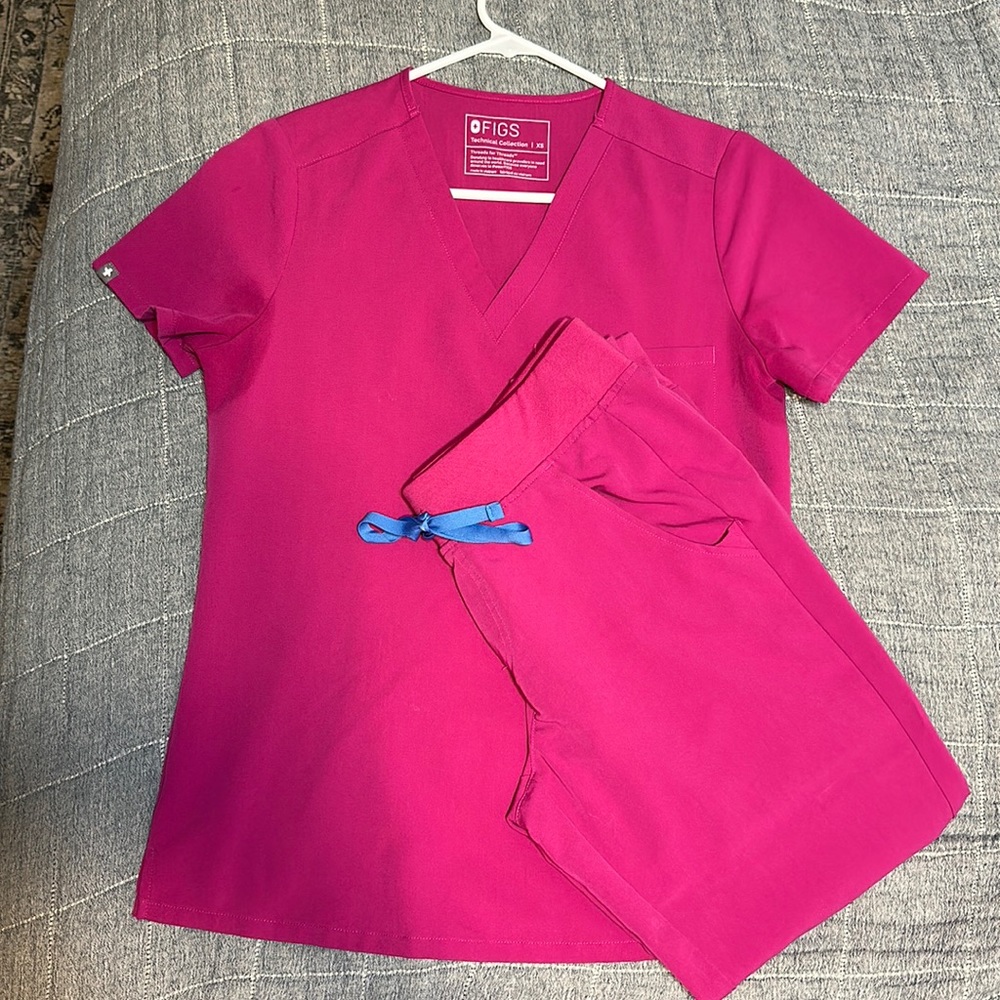 Figs Raspberry Sorbet Catarina top size XS, Zamora joggers size S petite